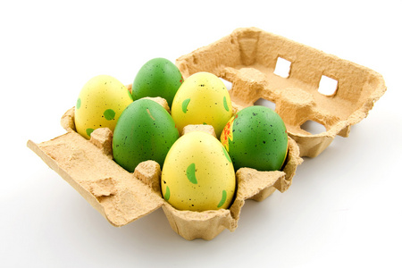 六个彩绘复活节彩蛋装在鸡蛋盒里