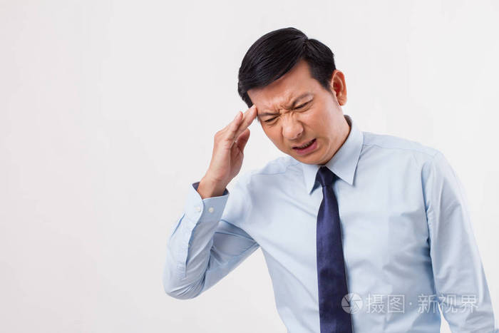 生病 压力大 过度劳累男人与偏头痛