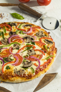 自制蔬菜披萨用蘑菇辣椒