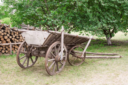 在村子里的老木马车