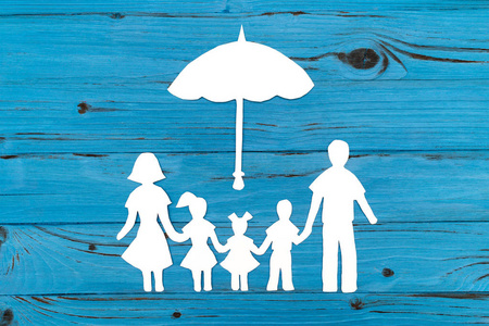 快乐纸家庭在蓝色背景上的特写