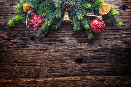 圣诞节。圣诞装饰枞树星叮当铃和松锥仿古木制的桌子上