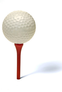 高尔夫球在球棒上红色 t 恤的影子