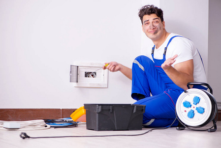 滑稽的人在家里修理电器
