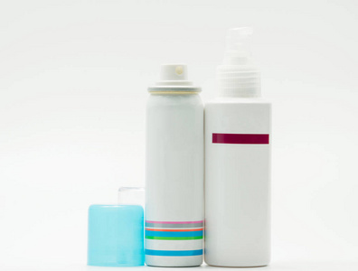 喷雾瓶打开蓝色的帽子和白色的背景，空白标签上护肤泵瓶