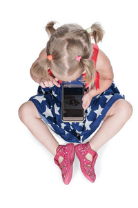 小女孩使用智能手机
