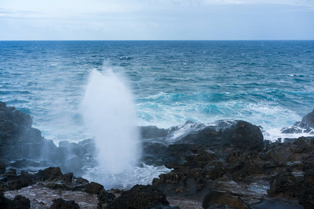 纳卡莱莱气孔在茂宜岛北海岸爆发