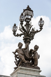 在巴黎，法国亚历山大三世桥上街头灯笼