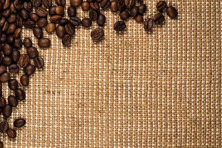 散落在麻布的咖啡豆可以用作背景