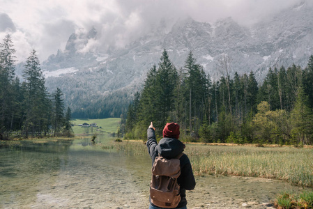 德国。湖 Hintersee。女孩与附近的背包旅行