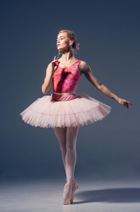 芭蕾舞女演员在芭蕾舞姿的肖像