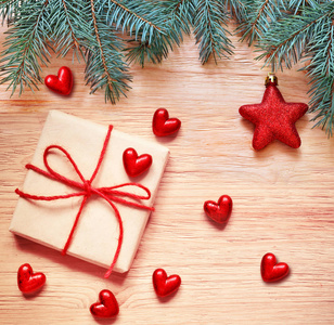 用红色的心，老木桌上的礼品盒。圣诞礼物