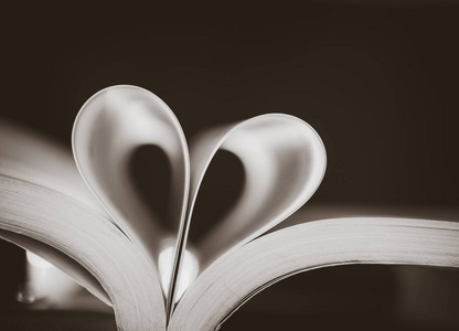 黑色和白色软焦点页的一本书弯成一个心的形状