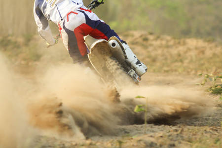 摩托车越野赛赛车加速轨道的速度