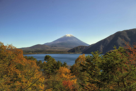 从本栖湖湖山富士在冬季