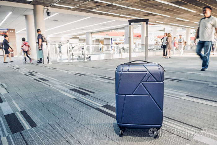 在机场候机旅客人沃尔玛与行李箱
