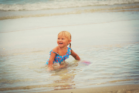 快乐的小女孩玩海上