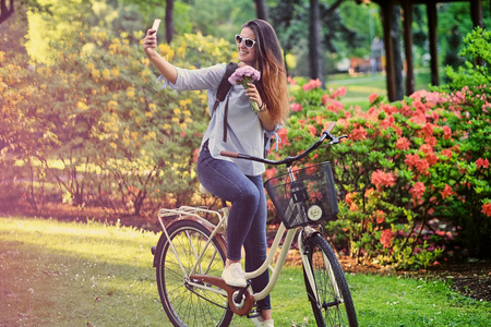 女性在一辆自行车，使自拍照