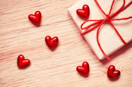 用红色的心，老木桌上的礼品盒。情人节
