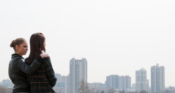 两个女孩在看城市全景