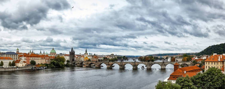 鸟瞰图的老城和布拉格伏尔塔瓦河河上的桥梁