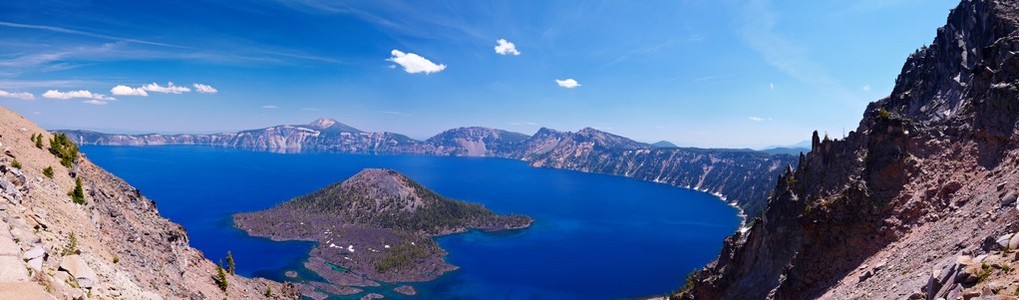 火山口形成的深湖