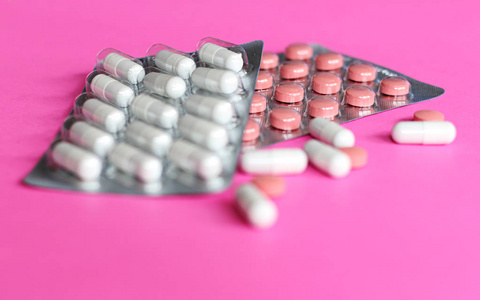 丸和另一种药物的非法使用兴奋剂的操作。药房抗生素和抗抑郁药