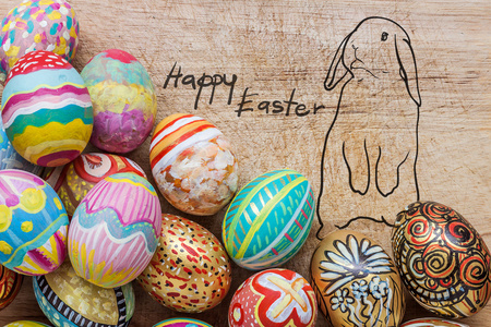 五彩缤纷的复活节彩蛋与绘图的兔一套