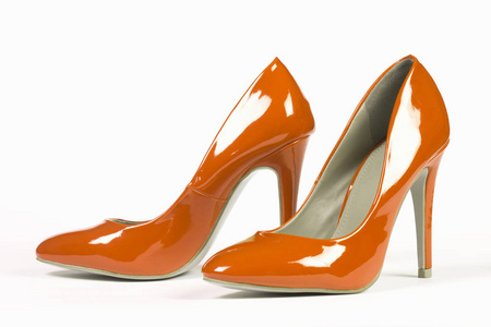 漆橙色的鞋子