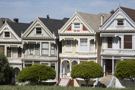 在加利福尼亚州旧金山的四个画的姐妹房子。