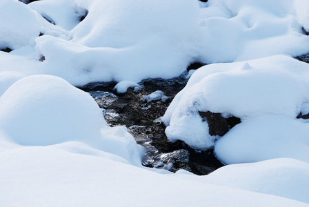 雪和小河