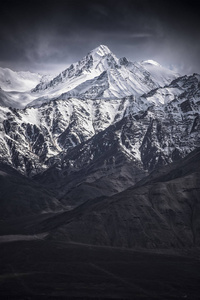 蓝蓝的天空，从 Leh 拉达克印度与雪山