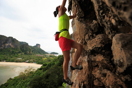 在悬崖上攀爬的女人