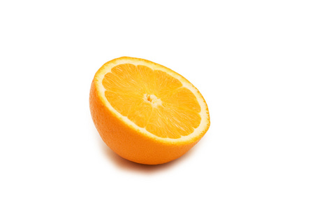 一半切橙白色上孤立