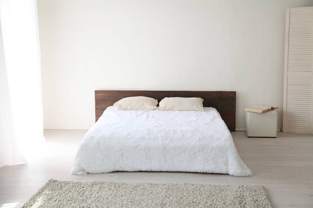 白色卧室明亮的室内设计与床图片