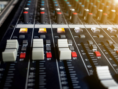 音响调音台控制面板，是混音控制 现场音乐的混音控制按钮设备和工作室设备