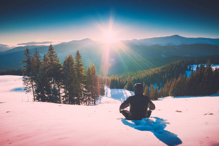 徒步旅行者享受雄伟冬日的太阳下山。Instagram 程式化