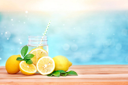 柑橘柠檬水柠檬切成薄片，健康的水和排毒扫管笏