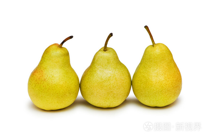 孤立的三个黄色梨