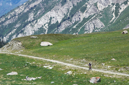 高山乡村公路骑自行车