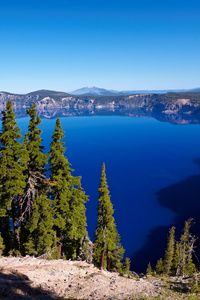 火山口形成的深湖