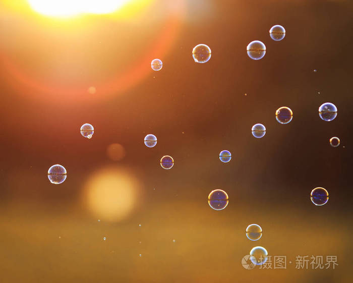 彩虹色的泡沫与镜像的风景要飞去