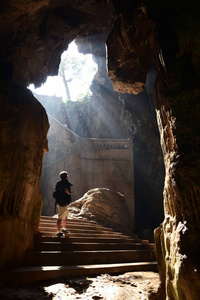 山洞里有光束的旅游