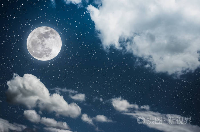 夜晚的天空,皎洁的月亮与阴天,宁静自然背景照片-正版商用图片00wo5i