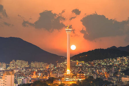 晚上在韩国釜山市灯和釜山塔