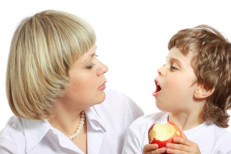 女人和男孩吃苹果