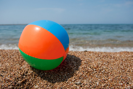 lt美gt在海滨，游泳池等玩的大充气球，水皮球