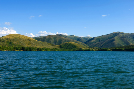 湖泊和山脉景观