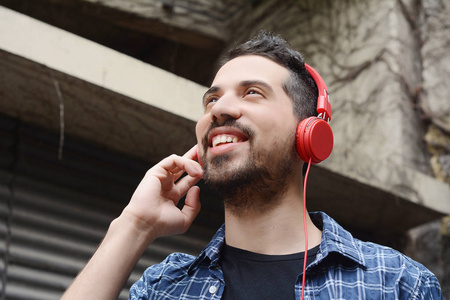 拉丁男人戴着耳机听音乐