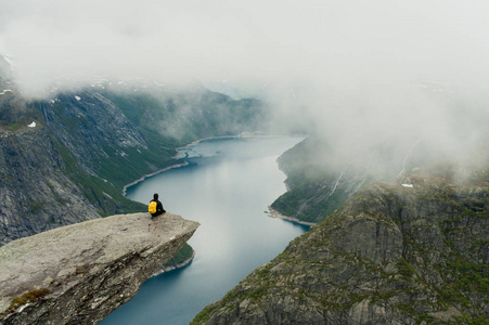 在挪威的 Trolltunga 是神话般的美丽